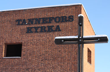 Tannefors kyrka med blå himmel